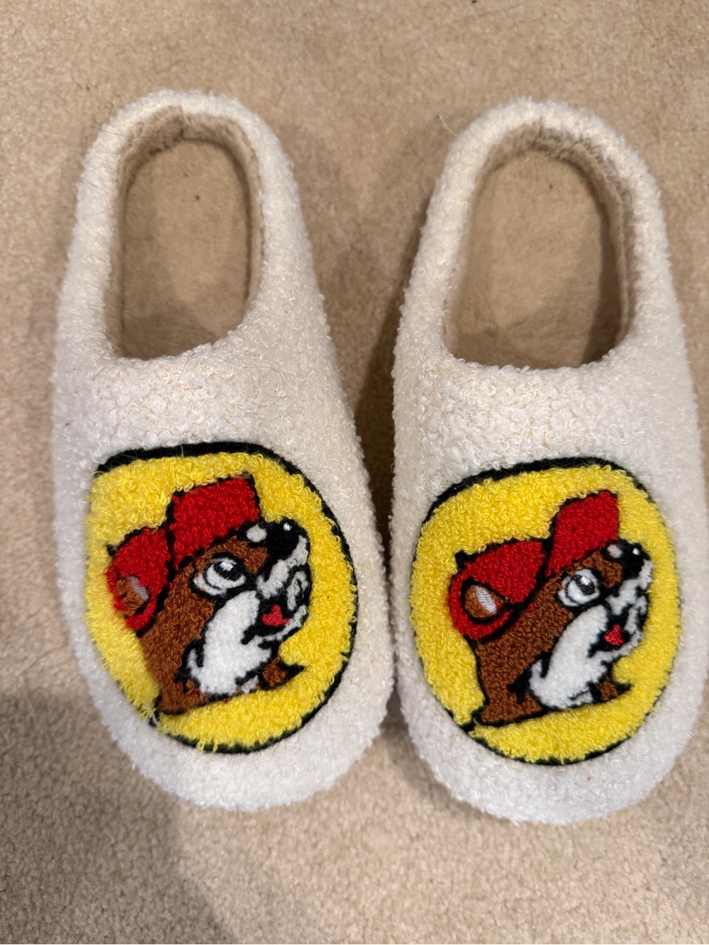 Buc-ee’s Beaver White Fuzzy Slippers Red Hat Yellow Logo Size 41-42